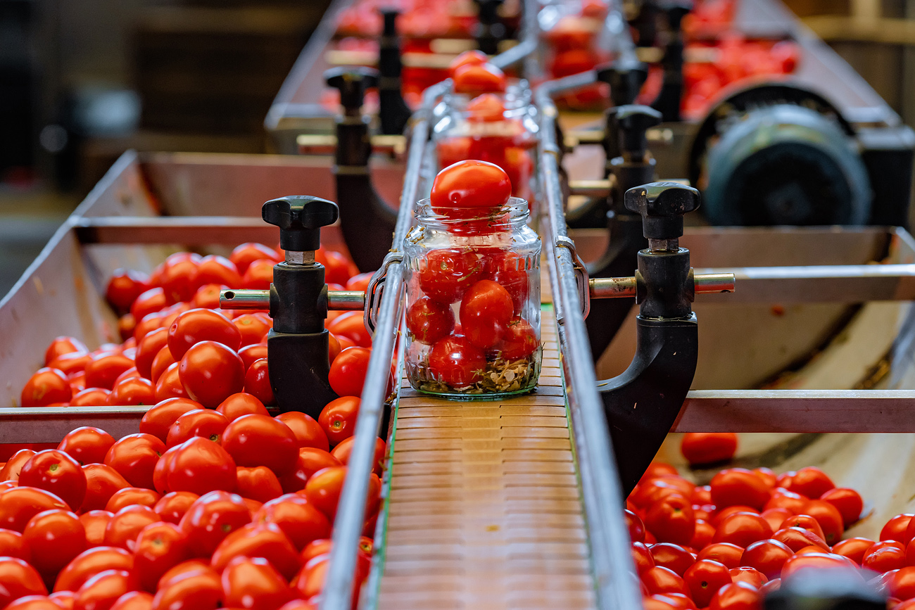 Славянский консервный комбинат приступил к производству маринованных томатов и огурцов
